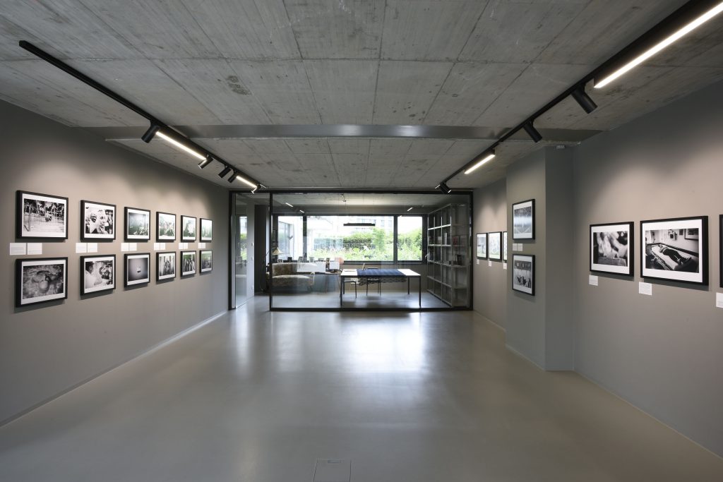 f³ – freiraum für fotografie präsentiert fünf bis sechs Ausstellungen internationaler Autorinnen- und Autorenfotografie pro Jahr. Darüber hinaus finden regelmäßig Gespräche mit Fotografinnen und Fotografen, Diskussionsveranstaltungen und Workshops statt. f³ – freiraum für fotografie, Waldemarstr. 17, 10179 Berlin Mi – So 13 – 19 Uhr www.fhochdrei.org
